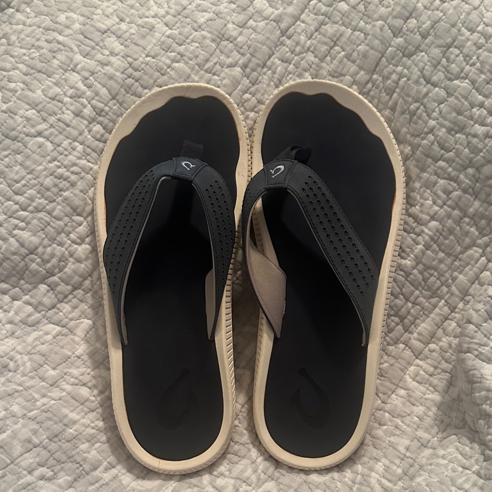 OluKai Navy and Cream Flip Flops Men’s Size 11